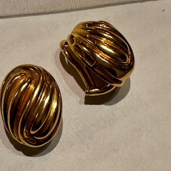 Vintage 1970s Tiffany & Co. earrings in 18k yellow gold. With Omega clip backs - Picture 5 of 6